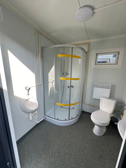CONTENITORE SANITARIO 4,00 x 2,00 M CON WC E DOCCIA