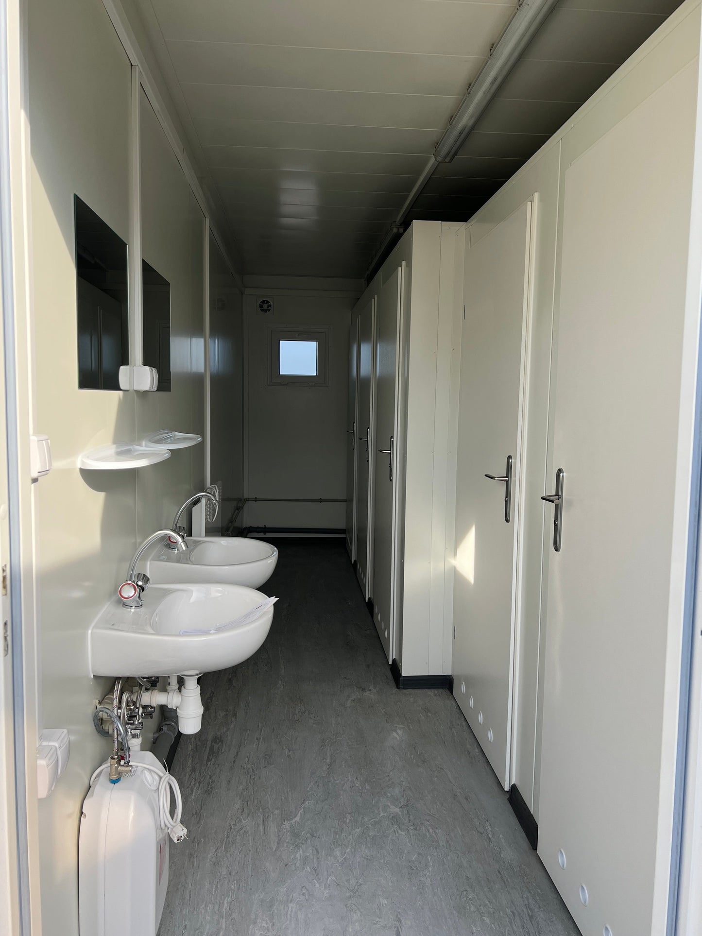 CONTENITORE SANITARIO DA 6,00 x 2,44 M CON 5 WC