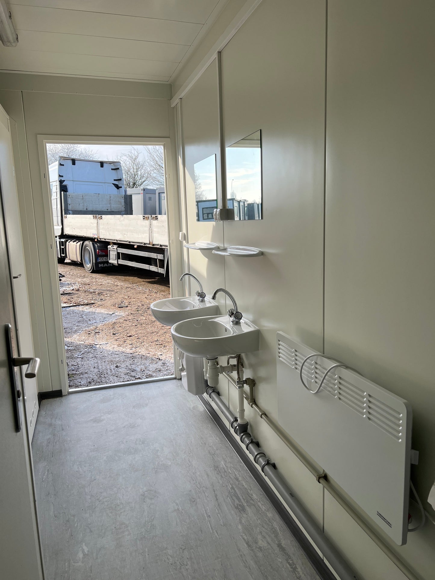CONTENITORE SANITARIO DA 6,00 x 2,44 M CON 5 WC