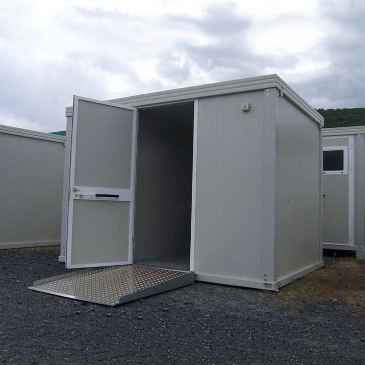 NUOVO BLOCCO SANITARI PMR CON WC PMR, LAVELLO PMR, WC STANDARD E LAVANDINO
