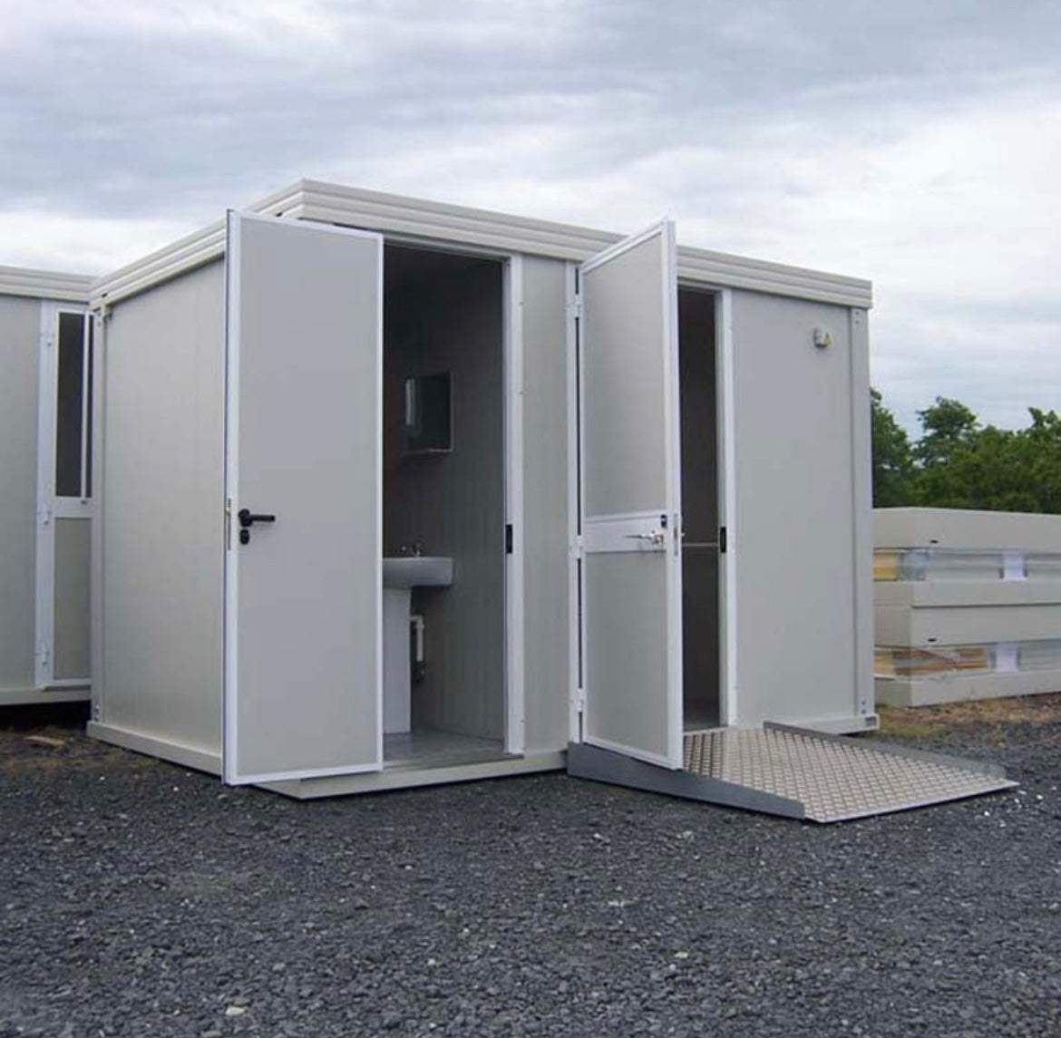 NUOVO BLOCCO SANITARI PMR CON WC PMR, LAVELLO PMR, WC STANDARD E LAVANDINO